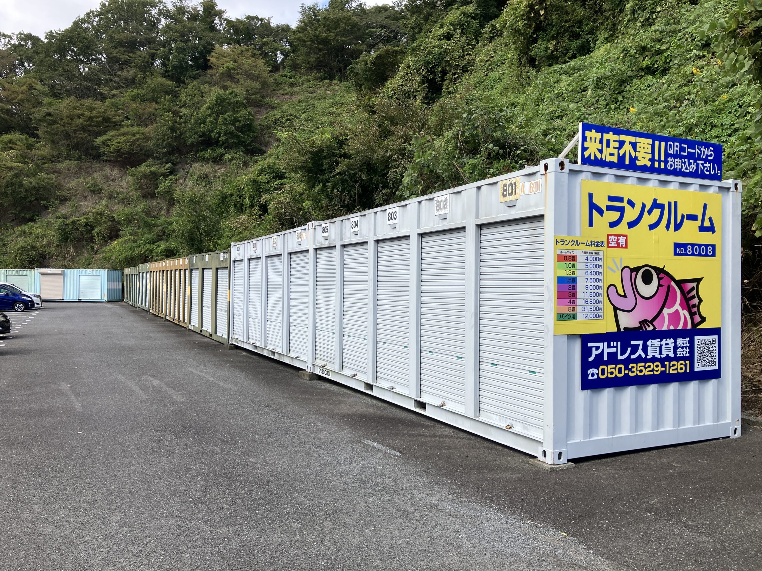 広い倉庫スペースに整然と並べられたペット用備蓄品の箱とケージ、一目で在庫が確認できる様子