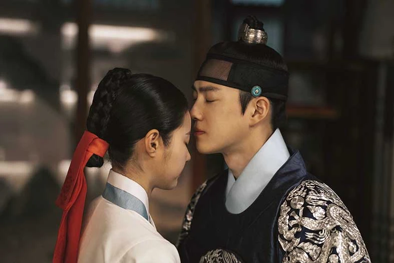 main-0525_Kiss-on-the-forehead_4s-WEB.jpg