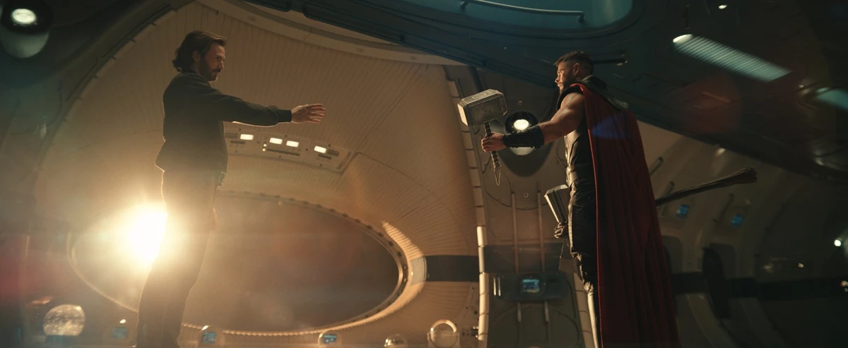★『アベンジャーズ／ドゥームズデイ』：場面写真（スティーブ・ロジャース、ソー）.jpg