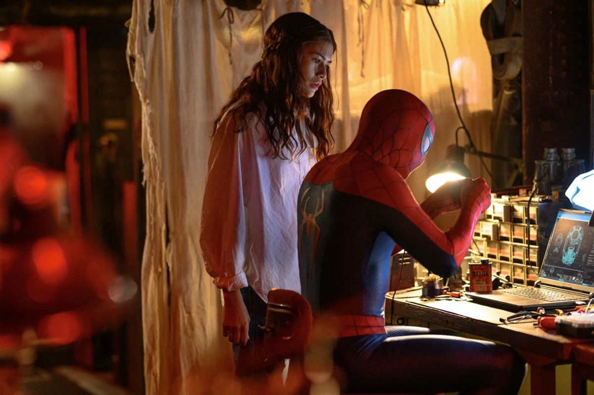 ★【0611(木)17時解禁】『スパイダーマン：BND』：新場面写真４（MJ、スパイダーマン）.jpg