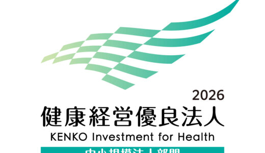 病院の待合室で疲れ果てた表情で座る中年男性