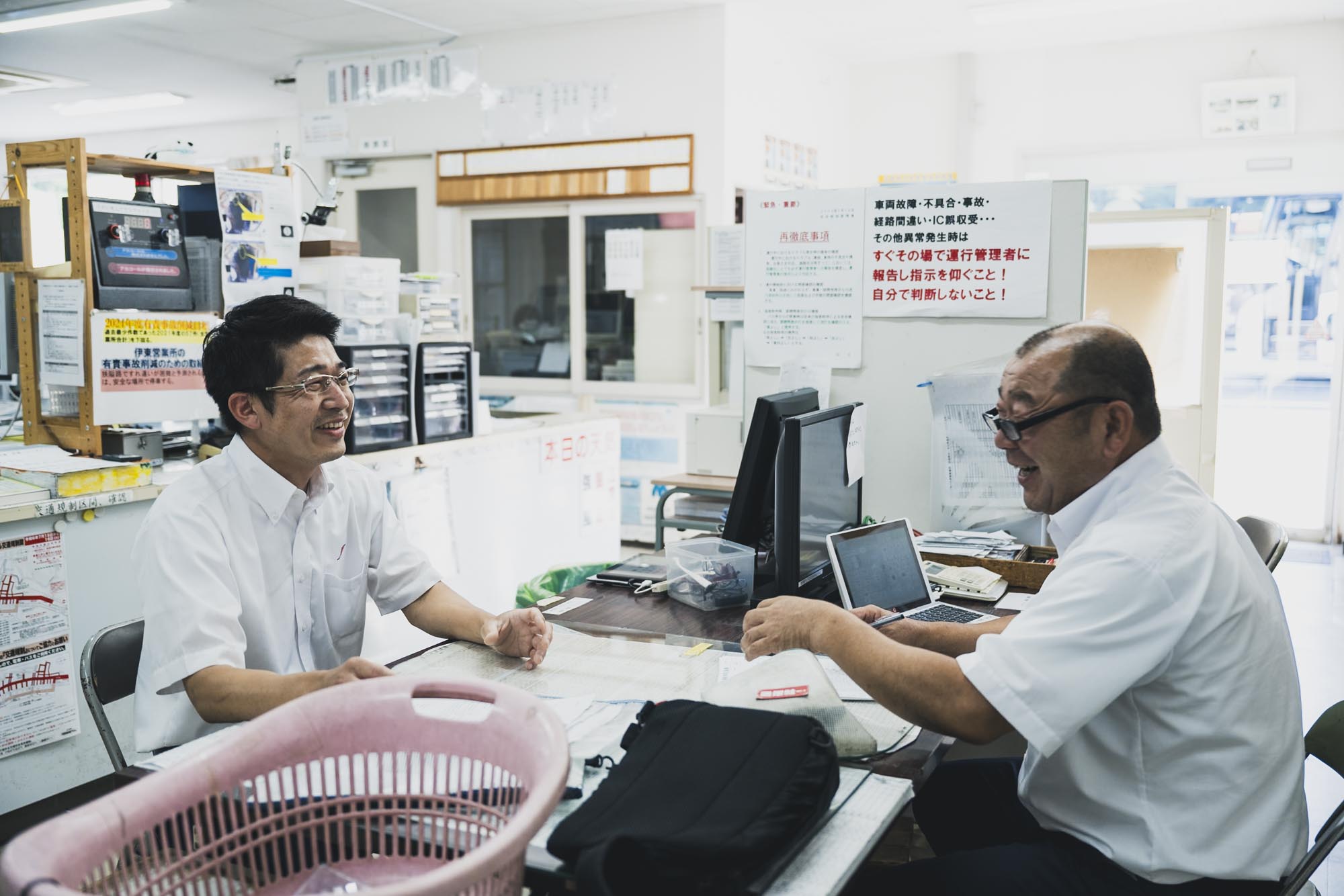 健康的な表情で笑顔を見せる東海バスの男女運転士たち