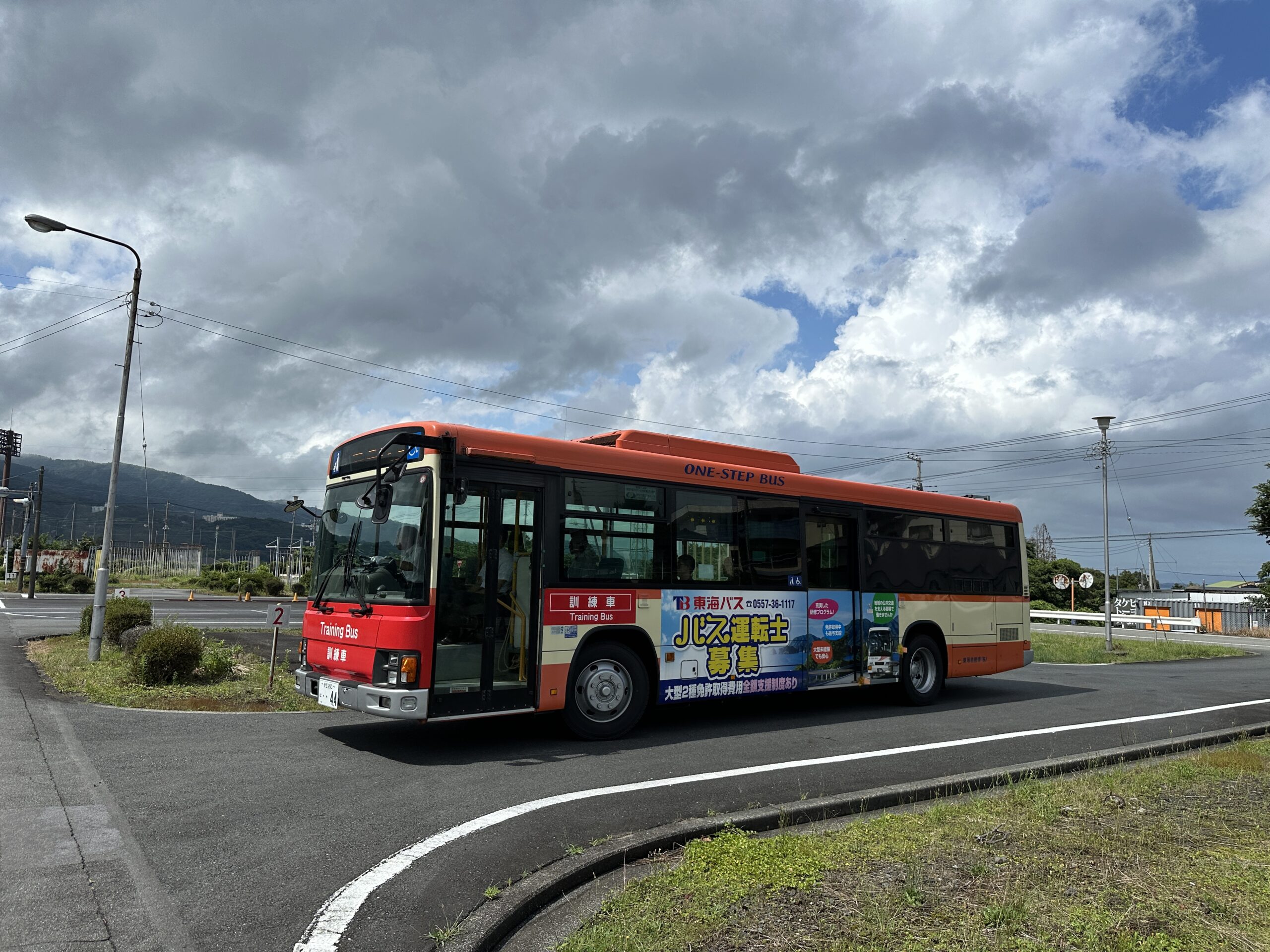 運転体験会で実際にバスのハンドルを握って笑顔の参加者たち