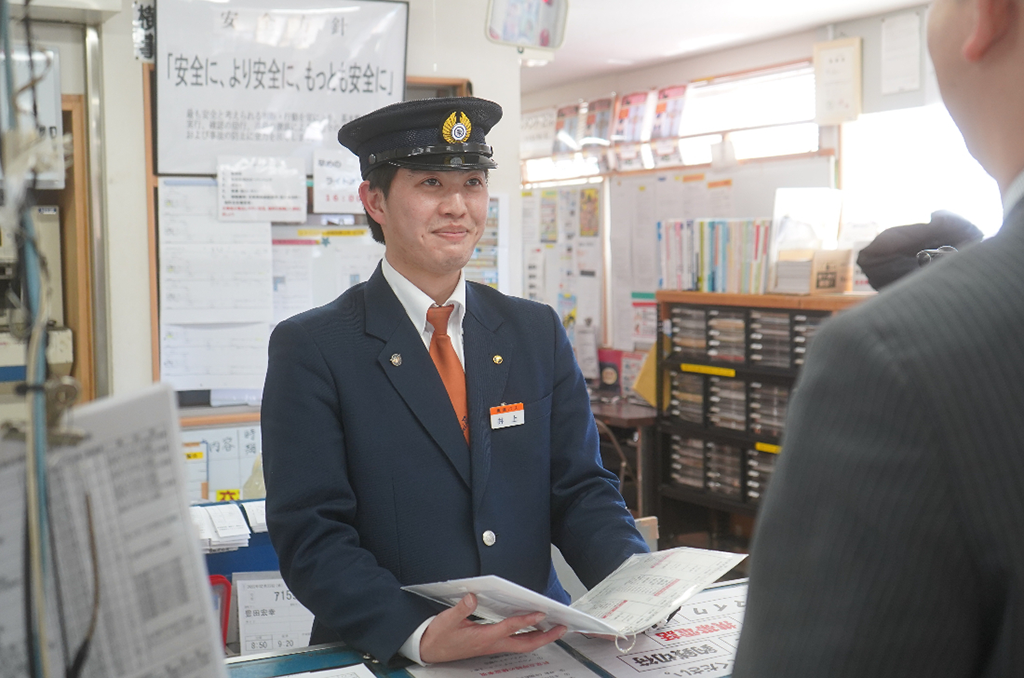 統一された制服を着て笑顔で仕事をする多様な年齢層の男女スタッフたち