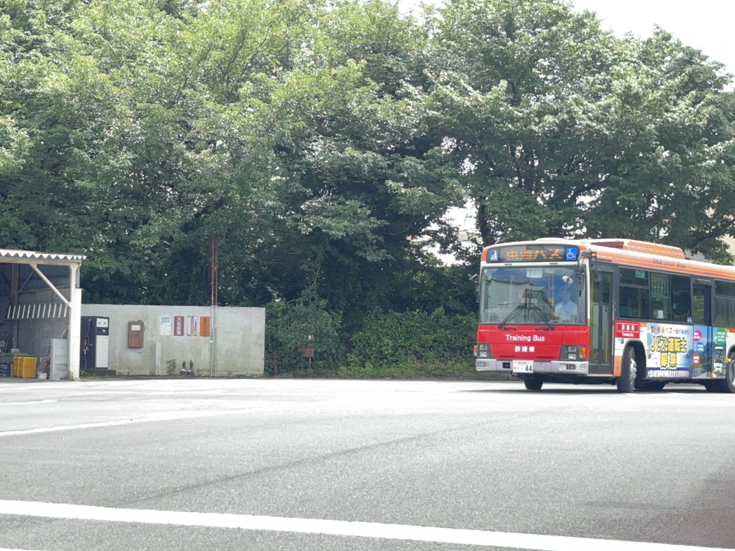運転体験会で実際のバスの運転席に座り、インストラクターから説明を受ける参加者