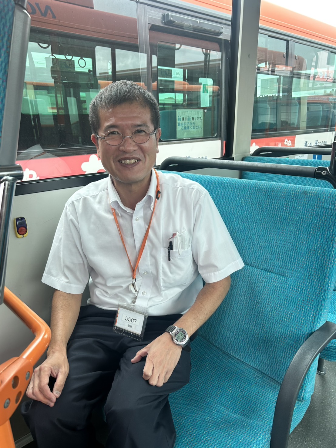 会議室でインタビューを受けている運転士の様子。落ち着いた表情
