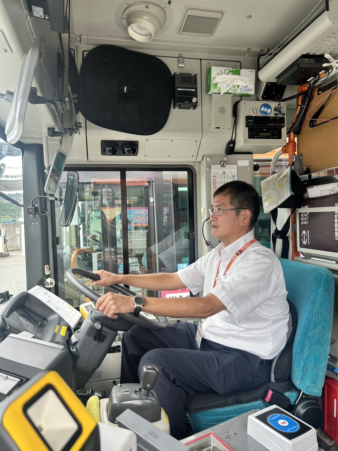 運転席でハンドルを握る運転士、または終業時に前向きな表情を見せる一枚
