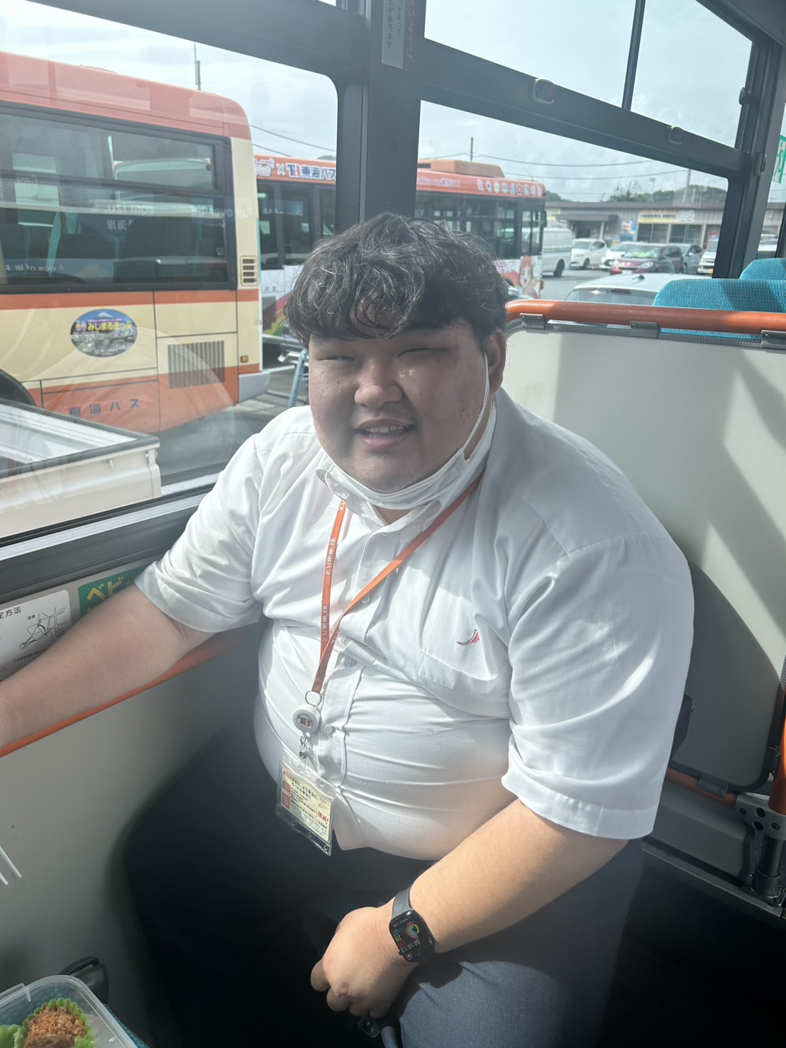 会議室で東海バスのスタッフからインタビューを受けている運転士の男性。柔らかい表情で話している様子