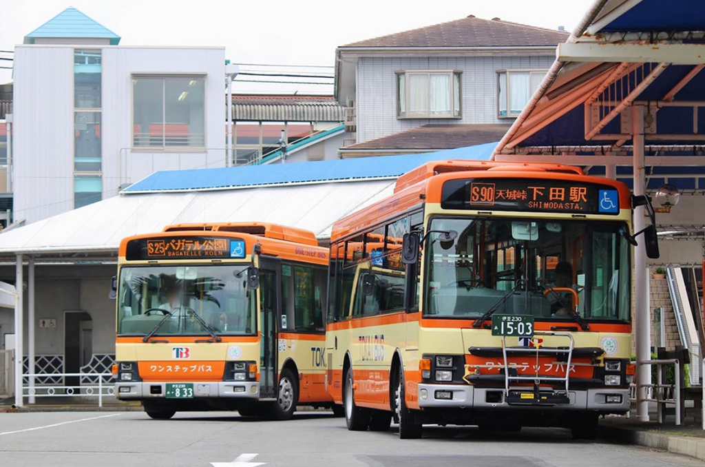路線バスが走る地方の風景と、それを支える運転士の誇らしげな表情